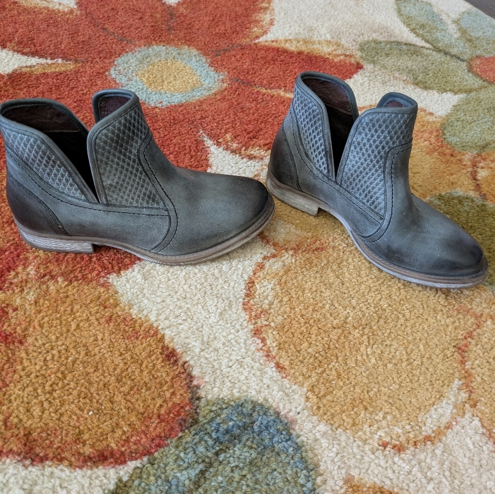 Stylish Gray Ankle Boots - Picture 3 of 8